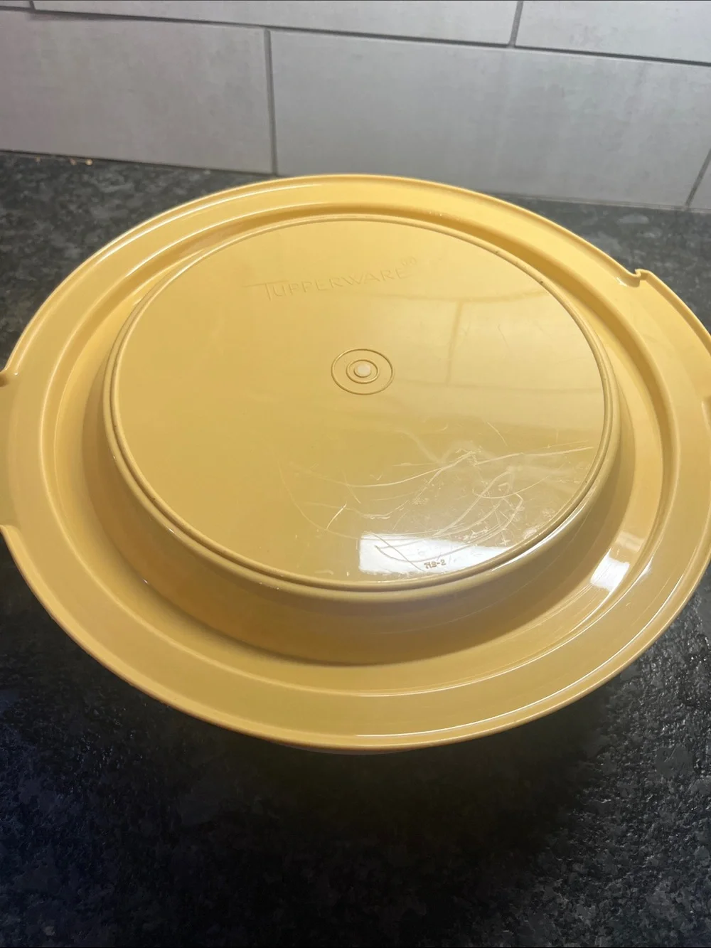 Vintage Tupperware pie keeper. This will hold a 9 inch pie. New without tags